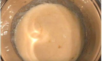 Sau đó, một ly kefir được đổ vào chúng và mọi thứ được trộn lại.