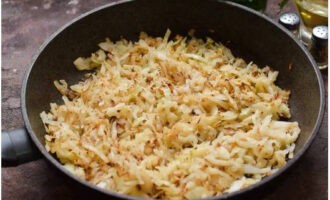Încinge o tigaie cu ulei vegetal. Prăjiți varza pe ea până se rumenește.