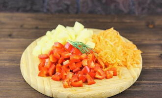 Vi tvättar alla andra grönsaker, skalar potatisen och morötterna. Ta bort frön från paprika och skär i små tärningar. Riv morötterna på ett grovt rivjärn eller skär i tärningar. Skär potatisen i tärningar av samma storlek.