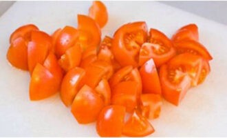 Snijd de tomaten in plakjes van dezelfde grootte.