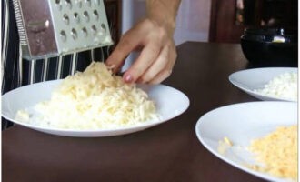 Nghiền phô mai cứng trên cùng một máy xay.