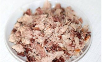 Nghiền cá ngừ thật kỹ bằng nĩa.