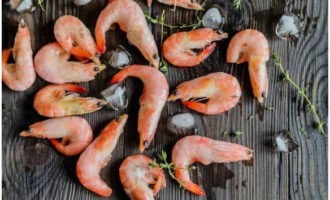 นำกุ้งต้มแช่แข็งแช่แข็งตามจำนวนที่ระบุ