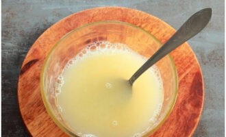 Låt oss börja förbereda degen. Blanda salt och kycklingägg i vatten.