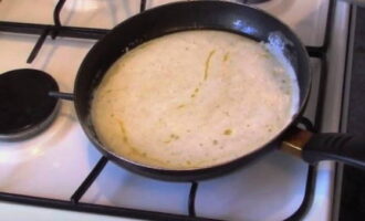 Hetta upp lite vegetabilisk olja i en stekpanna. Häll proteinblandningen i pannan, fördela den i ett jämnt lager.