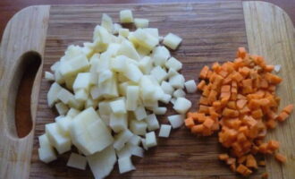 A burgonyát és a sárgarépát meghámozzuk és kockákra vágjuk.