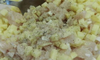 Espolvorear els ingredients del farcit amb sal i espècies i barrejar.