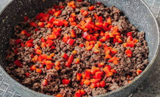 Vi kompletterar köttfärsen med hackad paprika. Stek i ca 5 minuter.