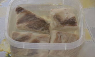 เราล้างน้ำมันหมูจากเกลือ เติมน้ำเย็นแล้วทิ้งไว้หนึ่งชั่วโมง