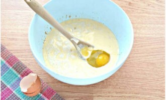 Trenqueu un ou de gallina a la massa adequada, afegiu-hi la resta de margarina i torneu a barrejar.