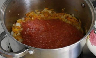 Häll de stekta grönsakerna över tomatblandningen och rör om.