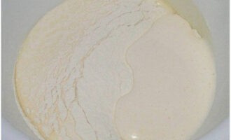 Đổ bột mì đã rây trước và vanillin vào bọt tạo thành.