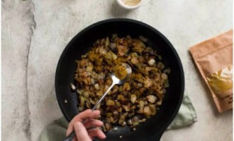 Pagkatapos magpainit ng isang kawali na may langis ng gulay, i-unload ang mga hiwa at iprito ang mga gulay sa loob ng 10 minuto. Timplahan ng aromatic hops-suneli. Paghaluin nang lubusan, magprito ng kaunti at patayin ang kalan. Malamig. Pagkatapos magpainit ng isang kawali na may langis ng gulay, i-unload ang mga hiwa at iprito ang mga gulay sa loob ng 10 minuto.Timplahan ng aromatic hops-suneli. Paghaluin nang lubusan, magprito ng kaunti at patayin ang kalan. Malamig.
