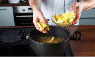 Lägg stekta grönsaker och potatis i den kokande köttbuljongen. Koka i 10 minuter.