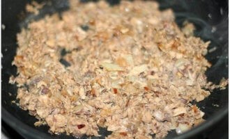 Chiên hành tây trong chảo cho đến khi vàng nâu, sau đó thêm cá ngừ và nước tương vào. Khuấy và nấu cho đến khi hơi ẩm bay hơi. Việc điền đã sẵn sàng.