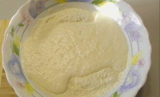 รวมส่วนผสมแห้งกับมวลนมไข่แล้วเขย่าด้วยเครื่องผสม