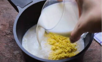 Aboqueu llet calenta sobre els ingredients.