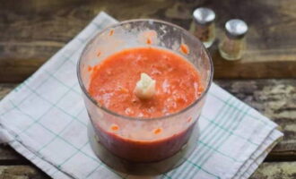 Gilingin ang mga kamatis sa isang blender sa isang pulp.