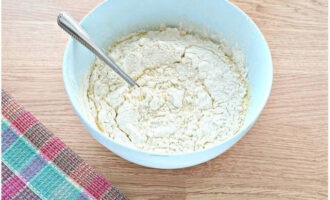 Tamisar la farina per un colador 1-2 vegades. A continuació, afegiu porcions als ingredients líquids i remeneu-los alhora amb una cullera.