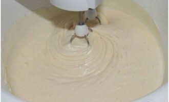 Bật máy đánh trứng ở tốc độ thấp và trộn đều các nguyên liệu.