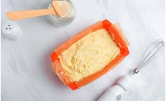 Breng het deeg over in de vorm en plaats het in de oven.