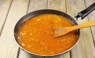 Đổ đầy nước vào bên trong thùng chống cháy sao cho chất lỏng bao phủ hoàn toàn các nguyên liệu và đun sôi. Giảm lửa và đóng nắp, đun nhỏ lửa trong 40-60 phút.