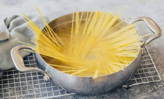 Koka spaghettin tills den är klar.