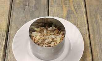 Chúng tôi bày cá đóng hộp và bổ sung hành tây.