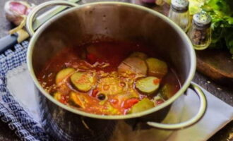 เพิ่มกลีบกระเทียมสับละเอียดลงในแตงกวาแล้วเทน้ำส้มสายชูบนโต๊ะ คนอีกครั้งแล้วปิดไฟ