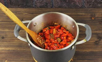 Tillsätt hackad paprika till beredningen.