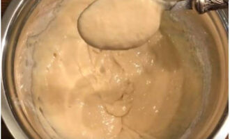 Độ đặc của bột nhào sẽ giống như kem chua đặc, vì vậy bạn có thể thêm một chút bột mì.