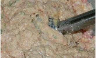 Stansa blandningen tills den är slät. Krydda med salt, peppar och örter.