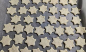 Col·loqueu el dolç en una safata de forn amb paper pergamí.
