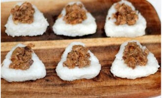 Đổ một ít chất làm đầy vào mỗi khoang.