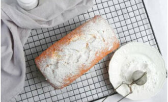 Bak de lekkernij gedurende 60 minuten op 160°. Haal vervolgens de lekkernij uit de vorm en laat afkoelen, bestrooi met poedersuiker.