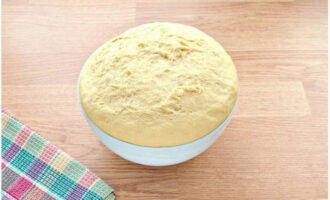 Passat aquest temps, pasteu la massa clàssica pastada i passeu a formar el kurnik amb el farcit escollit i coeu-lo al forn. Una cocció deliciosa i reeixida!