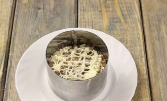 Phủ sốt mayonnaise.