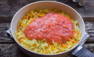 Magdagdag ng asukal at ibuhos sa tomato puree. Haluin muli ang lahat.