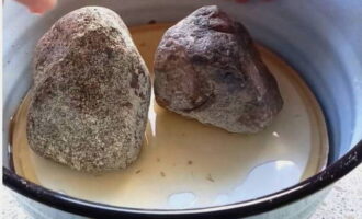 Pagkatapos ng oras na ito, inililipat namin ang balde ng mga takip ng gatas ng safron sa basement at mahalaga na ang mga mushroom ay nasa ilalim ng presyon at ganap na natatakpan ng brine.