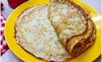 Klassiska tunna kefirpannkakor med hål är klara. Du kan unna dig själv!