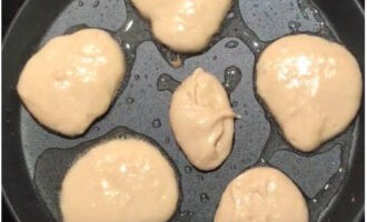 Bánh Kefir được chiên như những món thông thường trong dầu thực vật đã đun nóng.Đổ bột vào chảo bằng thìa nhúng nước để bột không bị dính.