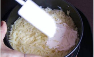 Đặt phô mai bào lên trên que và phủ sốt mayonnaise.