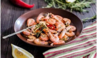 ตอนนี้คุณรู้วิธีปรุงกุ้งต้มแช่แข็งอย่างถูกต้องแล้ว รับทราบและลองเร็ว ๆ นี้ ขอแนะนำให้เสิร์ฟกุ้งเหล่านี้กับเชียบัตต้าที่มีกลิ่นหอมและมะนาว