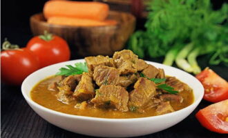 Món goulash bò đã sẵn sàng! Đặt trên đĩa phục vụ và lấy mẫu. Chúc ngon miệng!