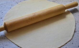 Dun gistvrij pizzadeeg is klaar. Rol uit en vul naar smaak met vulling. Dun gistvrij pizzadeeg is klaar. Rol uit en vul naar smaak met vulling.