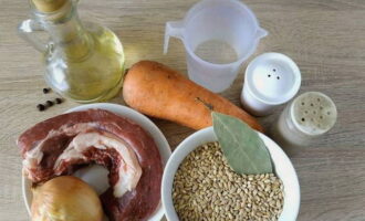 Cum să prepari un preparat delicios din orz? Luați muschiul proaspăt de vită, măsurați boabele, curățați și spălați legumele.