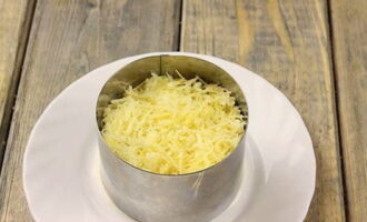 Rắc phô mai bào.