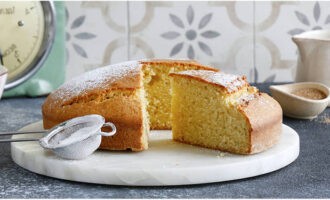 Mana clasica pufoasa cu smantana la cuptor este gata. Se presara cu zahar pudra si se serveste!