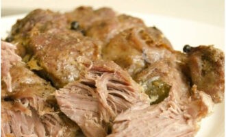 หมูฉ่ำอบในกระดาษฟอยล์ในเตาอบพร้อมแล้ว คุณสามารถลอง!