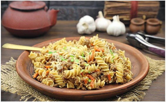 Paste marine cu carne tocată într-o tigaie